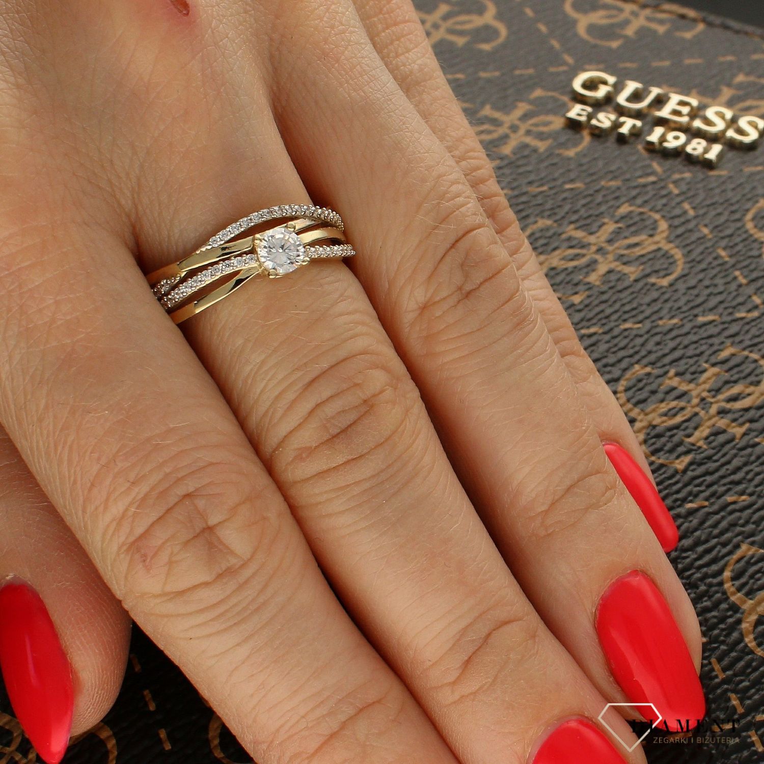 Złoty pierścionek 585 z cyrkonią zaręczynowy PI 3868. Złoty pierścionek pleciony. Złoty pierścionek damski. Złoty pierścionek z cyrkonią. Złoty pierścionek wysadzany cyrkoniami. Złoty pierścionek zaręczyn.jpg